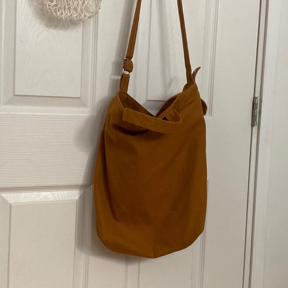 BAGGU shoulder bag in mustard brown
